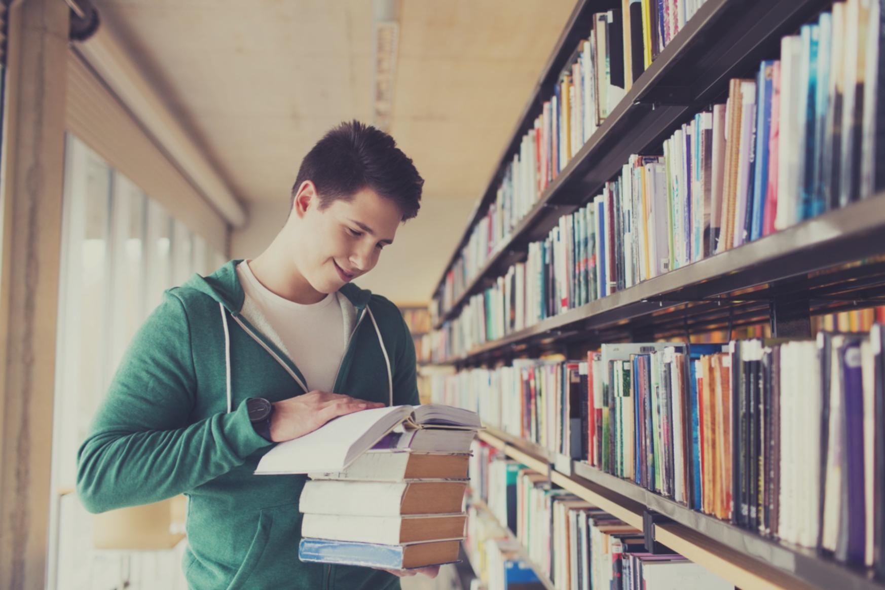 Espace de travail collaboratif avec documents financiers et discussions d'apprentissage