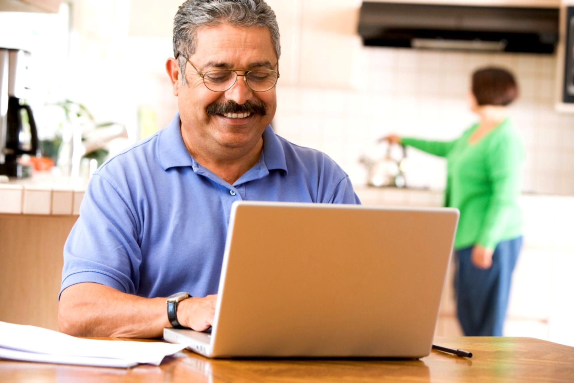 Participants en session collaborative discutant stratégies financières